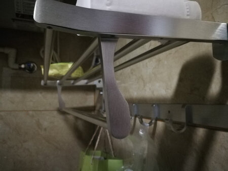 这款毛巾架使用起来还是很方便的，整体是铝合金材质的，外观中性很耐看，九牧的牌子，质量信得过，安装上去后整体很稳定，坚固，可以放很多东西，面上放干净的衣服毛巾还有一些杂物，挂钩可以挂一些换下来的脏衣物等等，浴室这一个就够用了，不错不错。