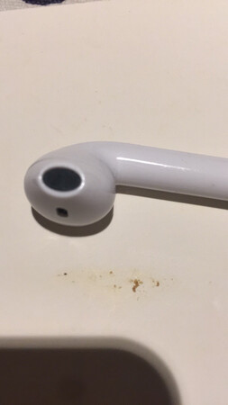 做工质感：从歺桌上掉下去了，就成了二片，地面是木地板，你说这做工怎么样？
音效音质：声音粗糙得很，高声不亮，低音下不去，频率范围绝对没有20-20000Hz，打打电话还行，听音乐会听坏耳朵。
续航能力：两小时不到，问题是同时充满后，总是右耳机先用完，差不多提前20分钟，单个用一个两小时不到、一个两小时多点。
舒适度：效果不好、怎么说都不舒服，而且容易掉。
其他特色：耳机仓不管充多久都是红灯