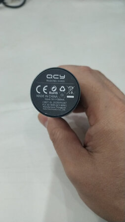 做工质感：做工还算不错，符合这个价位的水平。
音质音效：音质可以说比较有性价比
舒适度：不同的耳套适应不同的耳朵，个头小巧，戴着不难受
续航能力：反正一般通勤的时间能保证。
其他特色：总体来说，低频一般，但性价比不错