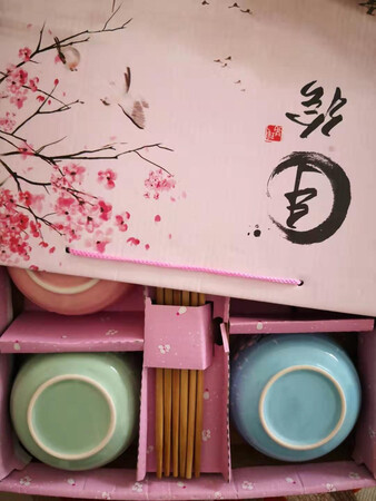 一共是四个碗，里面还送了几双筷子，碗不大适合饭量小的人，还可以拿来喝汤。碗的质量还不错，很厚实，感觉能用很久，清理起来也很容易。一共是四种颜色，有种春夏秋冬四季的感觉，这个价位能买到这样的宝贝，应该是物有所值了……