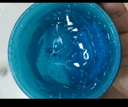 晚上抹在脸上，第二天脸上水水的，一点也不干