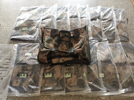 做工珍整体不错，接缝没有瑕疵，大小尺寸也挺符合，快递包装也不错，发票和补发的密码锁也很好。有几个问题，第一，陆迷彩的颜色偏黄，存在色差。第二厚度较薄，毕竟一分钱一分货，但是不影响使用，还是挺结实的。第三拉练没有安装锁的地方，这就有点尴尬了。