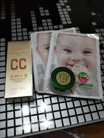 这款CC霜用很多年了，个人感觉很好用，这次还送好多东西，商家太贴心了，继续使用。