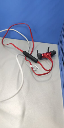 耳机音质还可以，只不过耳朵那里带的感觉不是很紧，可能是自己的原因吧