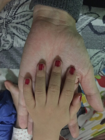 挺好，给孩子买来玩的，涂撕方便，满足了一个小女孩爱美的愿望，还不致于让为娘得担心她的安全健康。哈哈，小黑手涂指甲油。