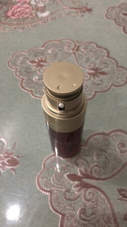 使用感受：本人混合型皮肤，之前在用小棕瓶，感觉小棕瓶维稳效果不错，就是感觉不够保湿，听说这款保湿美白效果不错，所以买来试试，确实很惊喜，用完后皮肤滑滑的，很有光泽，尤其是第二天早上起来感觉皮肤水水白白的！所以现在我是晚上用双萃，白天用小棕瓶～
