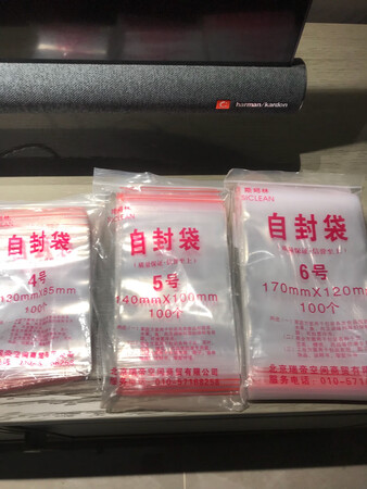 收到的自封袋与商品描述一样，口易开合，大小合适，安全无异味。厚度正好，保鲜密实，结实耐用，收纳东西，十分方便，既密封又防潮。适合装食品和小物品，家居日用十分实用。