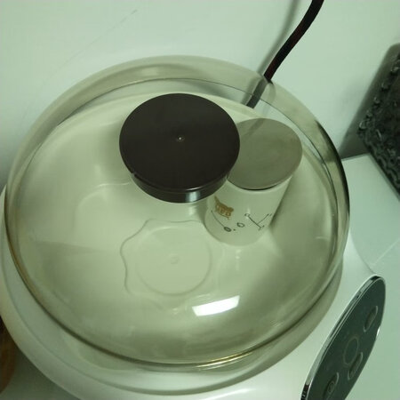 怀双胎导致便秘加重，然而妊娠糖尿病又不能吃甜食，所以才想到自己制作酸奶。
1L纯奶，放一条酸奶菌粉，8个小时发酵，然后冰箱冷藏12小时，如果可以吃甜的，放些糖。
常喝酸奶能降低血清胆固醇的水平。有实验证明，甚至在不用任何药物的情况下。每餐饮用约240克酸奶，一周后可见胆固醇降低。
常饮用酸奶还能促进肠道运动，缩短食物口到肛转运时间，软化酵解结肠内容物，增加粪便排泄量，预防便秘发生，有益干预防结肠癌。因此，酸奶在国外被誉为长寿食品。