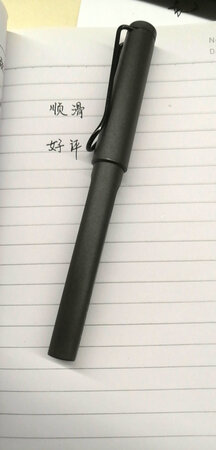 书写很顺滑，握感也相当好，F笔尖平时书写正好，如习惯写字比较小，建议选EF笔尖。