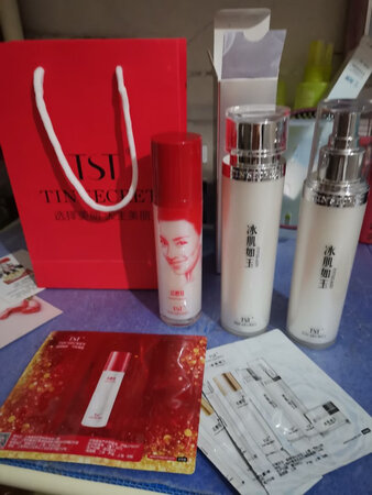 最爱收到了：迫不及待的打开：店家送了很多小礼品：很划算：用上后皮肤保湿很光滑：果真没有让我失望