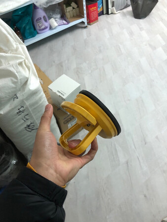 这个吸盘的吸力太强大了，能直接把桌子吸起来