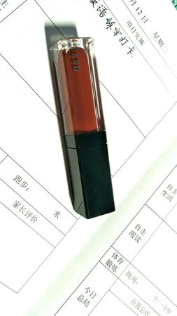 这款唇釉显色度和饱和度都超棒的，颜色也都很仙很美，就是会容易掉色，上色时需要做好定妆工作就不会了。