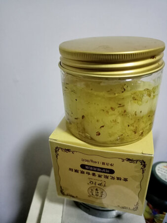 产品质感：很滋润
适用肤质：各种肤质
使用感受：凉凉的很舒服
厚薄程度：适中
其他特色：桂花香味，清清淡淡的很喜欢
