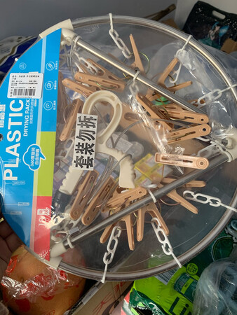 家里晾晒小的袜子内裤毛巾，我觉得就需要用到这样的衣服撑子。所以选的时候特别注意了一下材质是铝合金的这样的话更加坚固耐用，从材质上来讲比塑料的要好耐用好多倍。安装的时候也非常的方便。当然更重要的事它的性价比真的是让我满意京东的活动使得这个价格非常的优惠
