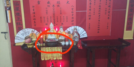 从火光来讲，这个火光还是比较旺盛的，乍一看，小小的一个蜡烛，起初我以为是没有味道的，但是进去一闻，有点淡淡的香味，五十多块钱一百个，相当于400小时，正常情况下还是比较合适的，燃烧起来没有冒黑烟，有的超过四个小时，有的少一点，质量上还是可以的，卖家卖的价格稍微贵了一点