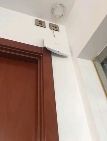 家里新装修，需要给家里5层楼部署一套无线上网方案。找了一圈决定使用主路由+无线AP的形式，这样，整栋楼只需要一个WIFI账号密码即可无缝切换上网。使用体验中，每一层楼在大厅放置一个无线AP，基本能够覆盖到100多平，但是部分区域信号非常差（隔了2-3道墙），所以信号方面感觉还是比较差。