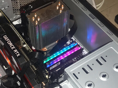 我三星bdie颗粒有什么好说的，z270上4000频率随便就超上去了，我是从2400换到3600的，吃鸡帧数提升真的不是一点半点，最主要的是提高了最低帧数，显卡占用率也提升上去了，2400的時候佔用率只有30%换了d80之后有50%的占用率了，我也不是很懂为什么2080s玩吃鸡占用率这么低，难道是因为吃鸡画面要求太低显卡懒得动吗？这个内存颜值也不错，跑马灯开起来，现在他就是机箱里最靓的仔！