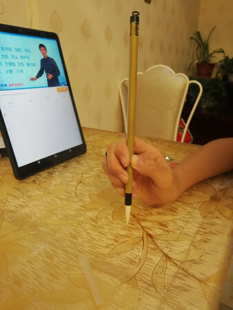 质量真心不错写字??????????也方便，适合初学者使用，主要是节省时间了不用洗毛笔。偶尔使用还是不错的，图片和实物一样，精致，美观。书本????里面字的标注十分详细，包括字的起笔和落笔，字的走向，占格多少，都有详细的讲解。毛笔沾水既可以使用，干净利落，时间不长，就会消失，可以多次利用，环保。推荐给有需要的宝妈宝爸们
