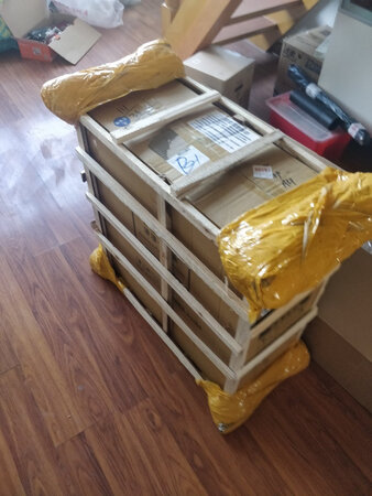 看看照片，马上提升客厅档次，效果比照片还要好！商家包装很严谨，看上去像包装贵中家具一样！安装时有一点小插曲，自己解除了！其实有点高低不要紧的，用手微调就可以了！商家细节很注重，不单送钢钉，膨胀螺丝等，还有纸质说明和尺，小土钉，手套等，赞一个！