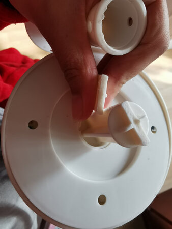东西很差劲，是坏的！！而且补发的时间还巨长，凭什么新买的东西可以保证明天送到，因为你们自身原因，影响我们使用了，给补发个新的就得好几天？？？说什么排队出货，难不成坏的比新买的要多？？？？总之，很差劲的一次购买体验。