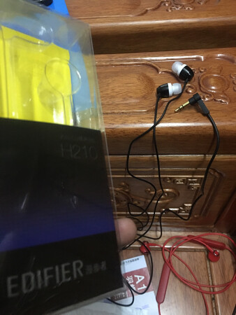 没有低音，只有高音追求完美主义音质的不要买！三四十块的耳机能好到哪里去…人家买条耳机上万的都没说话！七八千一条的都很多人使用………