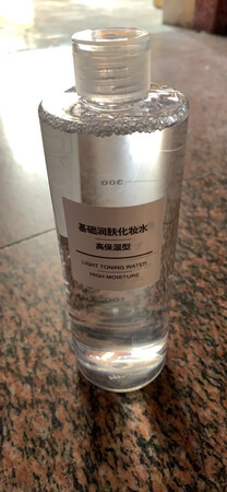 产品质感：有一点厚度，补水效果比较好。
产品香味：没有什么味道的，就是比较清新的感觉。
适合肤质：觉得是适合偏干性的皮肤吧。
使用效果：个人是这一款配合清爽型乳液用起来正好，补水效果可以，也不会觉得很油，拍上挺舒服的。
其他特色：很实惠啊，很大一瓶几十块钱，能用挺长时间的。