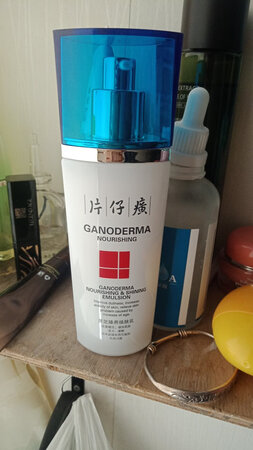 第一次使用这个牌子，听说是十几年的老牌了，在广东这边口碑很不错，双十一活动特意买来试试，包装很漂亮，味道很香，是很香那种，个人还是偏高无香型的，涂在脸上还是可以的，本人大油皮，至少不会有油腻的感觉，吸收也可以！