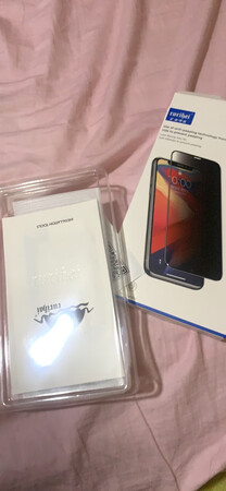 做工质感：很不错第一次用这个防偷窥的膜侧面真的什么都看不见哦，做工精细现在的黑科技太牛掰了给力
抗指纹性：不错摸到现在还没有看见指纹吗我是这样子的不知道你们的是不是？
其他特色：防窥度5颗星还不错现在很多人都在用这个膜我也是其中一个呵呵?
贴合度：非常适合也比较容易贴好生手也可以自己贴膜，去手机店里就没有这么实惠了我什么都是自己学着做呵呵?