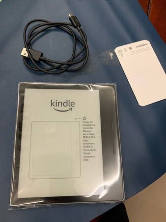 kindleoasis3,比想象中的小和轻，送的套子很不错，完美贴合。我以前也用过kindle，没想到发展了这么多代，分辨率还是停留在300ppi，看惯了iphone,看kinle居然有模糊感，不够清晰的感觉。另外要吐槽的是续航，用了一天下来，感觉续航还不如iphonemax款，点亮，刷刷的掉，就算不开屏幕灯也一样，和玩手机差不多的掉电速度。另外，虽然响应速度比前代加强，但自然很慢，暖光灯很黄很黄，基本就是鸡肋功能，不会用的，不过这次有25颗灯，阴阳屏的概率小了很多，这是唯一值得赞颂的吧。五星给物流。
屏幕尺寸：合适
续航能力：较差
护眼效果：一般
响应速度：较慢