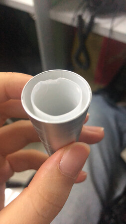 不说香水好不好闻，反正到我这盖子里面都破损，懒的退换，这样吧