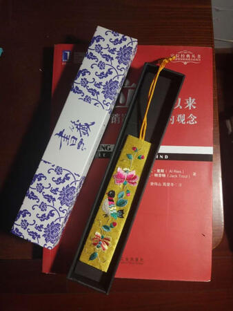 包装很精美，快递很给力，商家很热情，精美的人工刺绣，送人首选佳品！