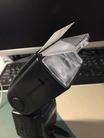 不论户内户外，外闪还是有必要添置一个的，我是专业级业余摄手?，此款功能这个价位的灯，还是值得入手的。包装完好未拆封，尺寸配7200还算协调，看中的是这款24-105可自动变焦，偶尔在室内活动，会方便很多。
第一次用灯的小白，昨晚摆弄了俩小时，试了试自动手动、主从，频闪，还不错！
然后就是缺点：我不知道闪光灯在电量不足的情况下有没有别的提示，反正屏幕上是没有电量显示的。然后就是这个原装的收纳袋，真是廉价感十足，就是一普通类似牛津布袋，除了防尘没任何防护作用。至于市场价19大洋的柔光罩，需要的话当然也得另购。