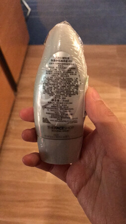瓶子小好携带。里面的隔离霜很湿润，摸上去服帖，已经用了两瓶了，值得拥有！