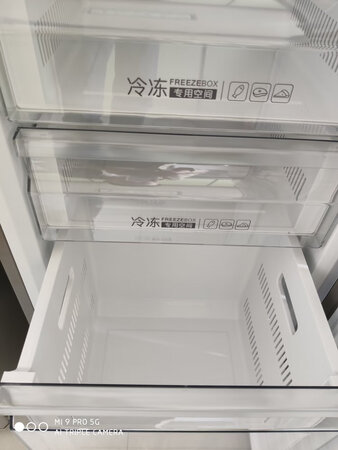 刚开箱看外表没有问题，得过几个小时才能通电试机，，大抽屉冰冻物品方便，玻璃面板不错，还有壁挂搁物架呢?