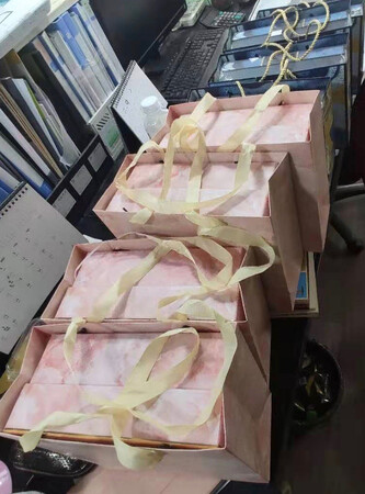 买来送女同事的，都很喜欢，看到这个颜色特别甜。