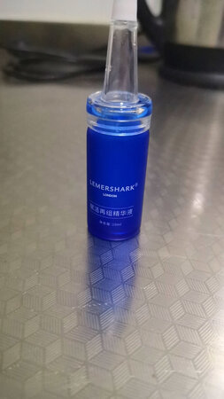 使用感受：清爽，很舒服，没有之一，又空瓶了
适合肤质：产品太棒，怎么觉得什么都适合呐，真的是忠实粉丝，这已经不知道是第几盒了
吸收效果：吸收度超级好
保湿效果：保湿刚刚好，反正就是舒服
其他特色：有2个小缺点：可不可以多做活动，有点小贵，瓶子的盖子不太好弄，希望做的更好