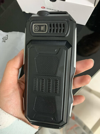 手机挺大的 适合老人使用 电池容量大 待机时间长 通话的声音很大 很适合听力不好的老年人 手电筒打开方便 灯光比较亮 还有活动送的内存卡 总体来说还是很不错的 功能简单 适合老年人操作 应该可以放水 过一段时间使用了之后再看看