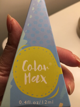 涂过一会，有点稠稠的感觉，感觉刷牙不太均匀！
产品光泽：产品颜色如图，暗红色，光泽也可以！
干燥速度：干的速度挺快的。
上手效果：可以吧，血红色，不是很夸张，就是再稀一点就好了。
产品气味：没什么气味，没有汽油味；