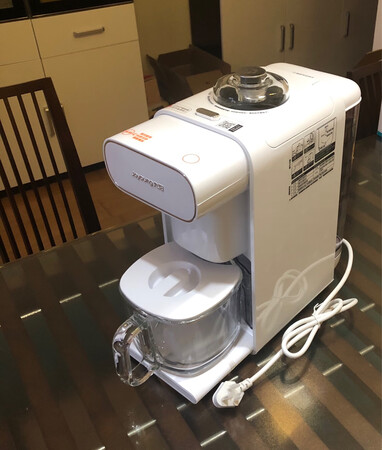 九阳免洗无渣豆浆机很不错，做出的豆浆醇香细腻可口，声音比普通豆浆机小很多，自动清洗功能超强大，只需要洗洗豆浆杯，把废水盒的水倒掉。科技创新惠民百姓，提高生活品质，九阳值得信赖。