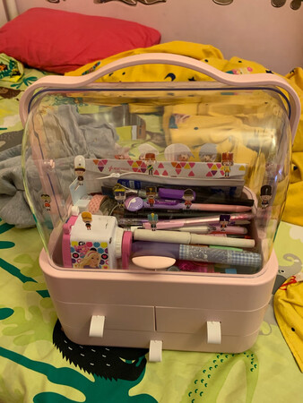 本来是给老婆买来装化妆品的，闺女看见了非得要，结果好好的一款化妆盒就改成铅笔盒了......商品质量非常不错，颜色与网页宣传也一致，透明上掀盖子前后都可以打开，总之女儿喜欢就好，再给老婆买一个就得了，价格赶上京东促销，也比较实惠......