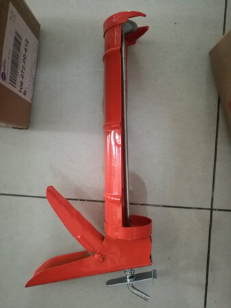 先不说产品，就发货这事我已经疯掉了！
我不说电商浪费运费，时间，功夫，整整发了三次！下单前沟通过买两支是配送胶*的，聊天时确认过，下单时备注过，发货时提醒过，依旧漏发胶*，电商竟说京东发货他们控制不了…胶到了没有打开一看没有接嘴，再发一次胶嘴，我就下楼取件跑了三趟…原本定好的打胶时间一改再改，还能说什么呢！
质量使用后在评价好了！
最后看在店家辛苦份上给一个三星了！