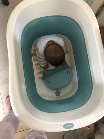 真的够大，冬天洗澡不会冷了。质量很好没有塑料味道的，折叠起来不占空间。