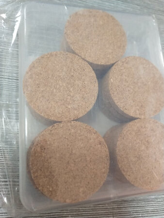 家里面的实木桌子凳子就可以好好使用一下，地板正好是木地板还没使用，看贴上一会儿学。