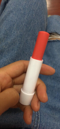 看到它居然有点不知道该怎么评价，因为它是我我为了买口红凑单买的，但是质量还可以，也很大，平时的润唇膏都3g，它都一个半还多，作为晚上睡觉前的润唇，我觉得还可，这个颜色涂到嘴上有点粉了，味道很好闻～嘿嘿，我觉得还蛮划算的，也蛮好的。