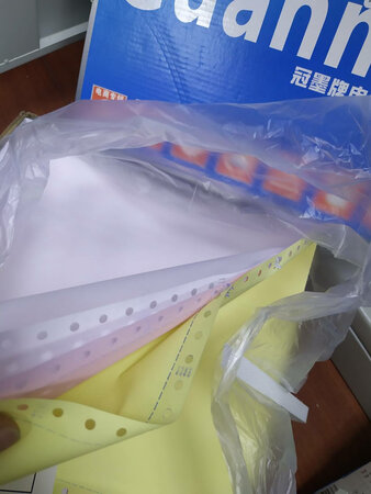 物流速度很快，每包都是包箱带扎的，很牢固，一提一包，方便携带。已经是第N次回购了，规格很标准，纸张品质保证，没有杂质，纸张厚度很厚实，过打印机时很顺，没有卡纸现象，三联纸纸张不同的颜色容易分别，打印效果很好，最后一联的字迹也是很清晰的，五星必须的，以后还会回购。