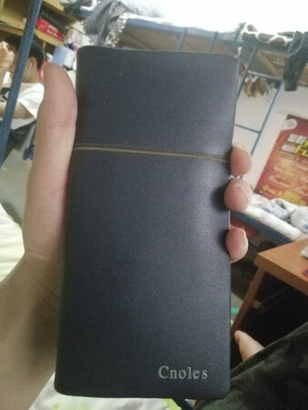 买的钱包收到了送人的，发货很快，钱包质量很好好是真皮的，包装很好三层包装还有礼盒里面有布包着看起来很高大_上哦，钱包没有气味反正是挺满意的实体店得一百多多，这下省了好多钱买了个挺好的钱包，送的主人很满意哦，还赠送了卡包呢必须好评看图吧朋友们