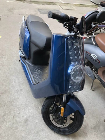 这是我的第二辆小牛电动车，第一辆是在小牛在京东众筹的时候购买的。那辆车是白色的，骑行了五万多公里。伤痕累累，也换过很多的配件。终于狠心抛弃了他。又买了一辆新款N1s，这次买的是蓝色的。两代的车整体变化不少。但都是细节上面的改动。外形还是老样子。速度方面还是杠杠的。提速很快，轻松上52。操作按钮变化很大，需要慢慢的适应一下。新车的做工和老款比起来，用料方面确实不如老款。塑料壳体整体偏薄。用手轻轻一按，就嗯下去了。车体塑料件的拼接，错位有好几处。不如老款严丝合缝。挡泥板虽然改为一体设计，但是太薄太软。其他的没啥吐槽的。不过还是很喜欢小牛电动，为生活增添了很多方便和快乐。好评一个。