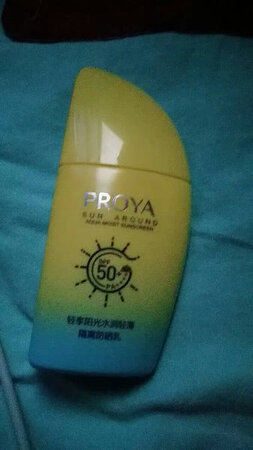 个人情况：大油皮持久情况：不防水防晒效果：全波段看~推荐来的，然而我大油皮觉得并不控油也不哑光，涂上还是有油光，但是使用感蛮好！是那种会拉丝的胶水感，但是不黏腻，不闷，对比我手头在用的专科蓝色矮瓶，使用感更好，但控油力为零，混油应该就正好，对了日期非常好！