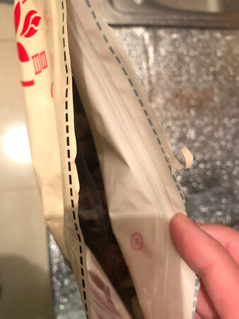 包装：挺大的一袋，比预想的要大很多！封口处有方便扣，可以完美避免一次吃不完而导致的受潮（话说正常家庭一顿可真吃不了这么多啊）！
个头：虽然写的是小香菇，但个头儿还行，没有那么袖珍！
料理：冷水泡就可以，泡一会儿就泡开了！当然炒菜之前最好还是用开水焯一下！
味道：很正，很好吃！