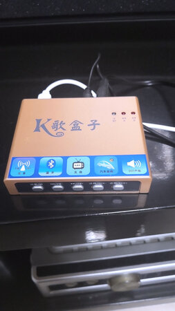 做工质感：拿在手里，和ktv没啥区别，一样的重量，一样的味道。
音质音效：音质很棒，再配套好音响表现更好
灵敏度：没有延迟感，使用很棒。
安装难易：在客服妹妹的指导下，顺利完成。
外形外观：漂亮
其他特色：还可以在车上使用，好久去试试
